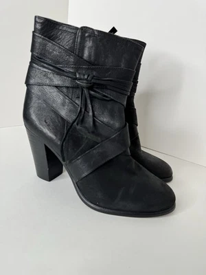 Женские черные кожаные ботильоны Vince Camuto 7,5 на черном каблуке с бахромой - Изображение 1 из 4
