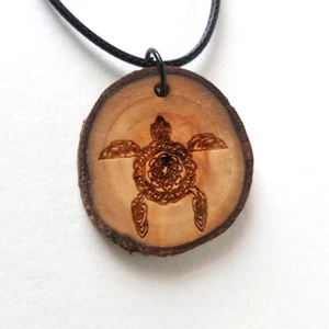 Keltische Meeresschildkröte rustikale Halskette mit Holzanhänger, graviertes Design - Bild 1 von 5