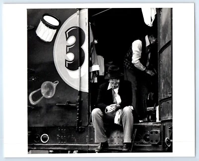 Печальный клоун цирк поезд коробка автомобиля откровенное фото Роберт ДеМилт фотография 8 x 10» c1983 - Изображение 1 из 2