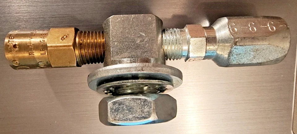 MAMPARO DE MONTAJE SÓLIDO T 3 VÍAS 1/4" # 74437 CARRETILLA ELEVADORA GAS PROPANO CLARK, YALE Foto 1 de 4