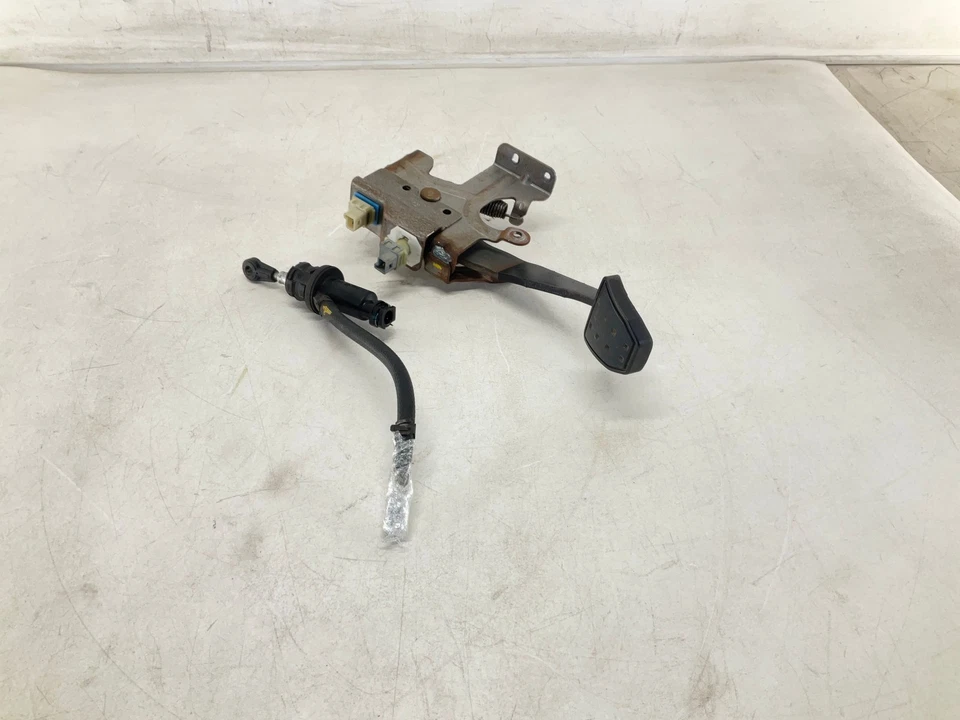 06-10 Pontiac Solstice Manual Transmission Clutch Pedal w/ Master Cylinder Foto 1 de 4
