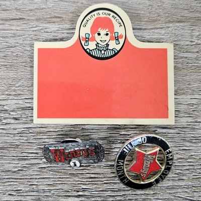 Lote de 3 prendedores de colección de los 80 Wendy's con nombre de empleado y empleado del mes Foto 1 de 4