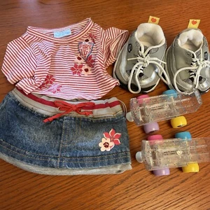 Grau Sketchers Rollschuhe Outfit BUILD A BEAR Jeansrock GESTREIFTES SHIRT - Bild 1 von 6