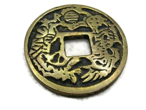 Collar Llavero Letra y Motivo Asiático Dije Tono Dorado - Imagen 1 de 4