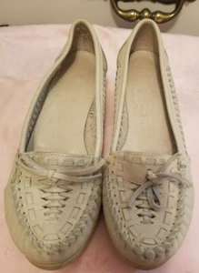 Vintage Cherokee Moccasins Shoes Cream Leather Women's 5.5 Made in USA - Picture 1 of 11