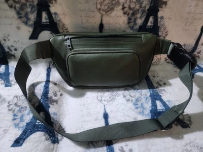 Bolsa de pañales Kibou verde oliva con riñonera mate cambiante Foto 1 de 4