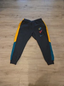 Nike Sportswear Jogginghose Fleece Sweatpants Peace Love grau DO6182-045 Gr. XL - Bild 1 von 7