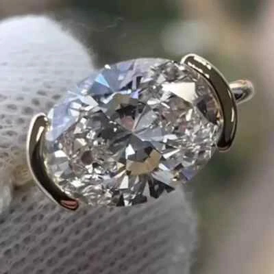 Anillo de compromiso enchapado en oro blanco de 14 k con bisel de diamantes blancos ovalados de 10,55 quilates Foto 1 de 4