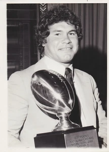 1981 Press Photo Oakland Raiders QB Jim Plunkett Wins Sport Magazine MVP Award - Picture 1 of 2