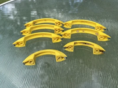 Tiradores de gabinete de plástico cromado y amarillo con manijas de cajón Art Deco vintage años 60 Foto 1 de 3