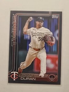 2025 Topps Serie 2 Jhoan Duran #687 Negro Paralelo 2/74 Minnesota Twins - Imagen 1 de 2