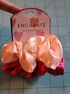 Enchante Accessories Marke: 2er Set rosa Satin Haar Scrunchies, neu & kostenloser Versand - Bild 1 von 6