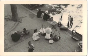 Postkarte - Kambodscha - Ein Bürgersteig von Phnom Penh im Dezember 1954. - Bild 1 von 1