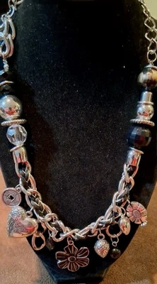 Collar Corazones y Dijes Tono Negro y Plata Paparazzi Soy Encantado Usado en Excelente Condición Foto 1 de 4