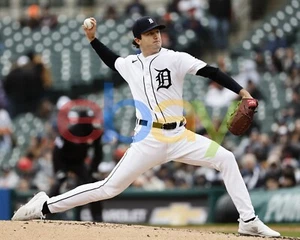Foto de béisbol Casey Mize de acción de lanzamiento de los Tigres de Detroit 8x10 MLB - Imagen 1 de 1