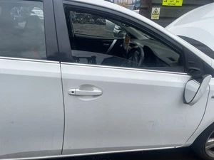 Toyota Auris MK2 E180 2013-2018 Schrägheck Tür vorne rechts Fahrer weiß 070 - Bild 1 von 4