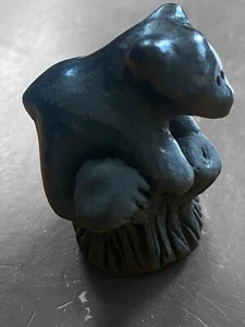 Pequeño oso en tronco cerámica de Santa Clara por Paul y Dorothy Gutiérrez NOS 1 1/2"x2" - Imagen 1 de 6