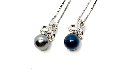 Collar de perlas Swarovski Elementos de cristal azul oscuro/gris chapado en oro de 18 quilates Foto 1 de 4