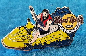 DESTIN FLORIDA BANANA AMARILLO JET SKI HOMBRE TOCANDO LA GUITARRA 2004 Hard Rock Café PIN - Imagen 1 de 1
