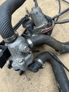 original - SUZUKI RGV250 VJ22 Servo With Cables, Thermostat Housing, Bracket. - Picture 1 of 4