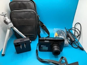 Cámara digital Nikon Coolpix S4200 16 MP con cargador, trípode, tarjeta de memoria y cables - Imagen 1 de 11