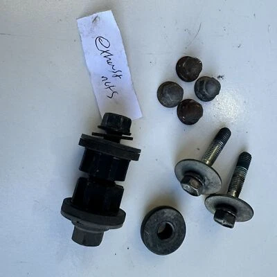 Casquillo de perno de montaje de escape Kawasaki Vulcan 1700 Classic 2012 como se muestra 920921013 Foto 1 de 4