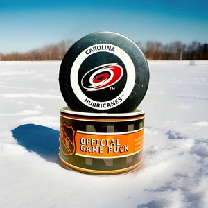Carolina Hurricanes Ufficiale NHL Hockey Souvenir Gioco Puck Nuovo Con Scatola - Foto 1 di 10