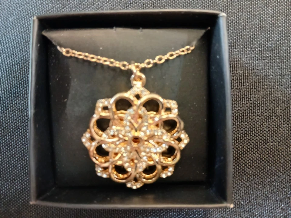 Collar Colgante Mandala Flor Calada Tono Oro Cristal Avon Foto 1 de 1