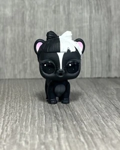 LOL Muñeca Sorpresa Mascota LE MOFETA BEBE ACURRUCARSE BAE Mascota NEGRO BLANCO - Imagen 1 de 6