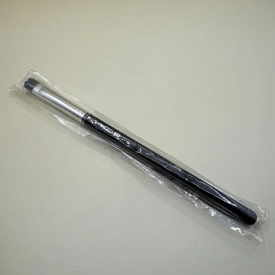 MAC Split Fibre Eyeshadow Brush #233 - Full Size IN SLEEVE - Image 1 of 4
