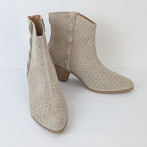 Ivory Perforated Ankle Boots Size 8M Pointed Toe Western-Inspired Boho Hippie - Picture 1 of 7