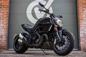 Ducati Diavel CARBON ! ULTRA LOW MILES ! STUNNING - Picture 1 of 20