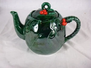 Tetera de colección Lefton verde acebo bayas rojas con tapa 6,75" H - Imagen 1 de 11