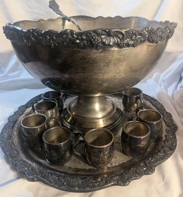 Ornate Silver Grape Vine Punch Bowl 10" Punch Bowl w/ladle & 18" platter - Imagem 1 de 4