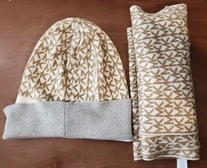 Paquete de 2 gorras/bufandas Michael Kors de invierno gris tostado camel con logotipo - Imagen 1 de 4
