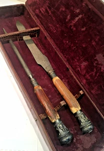 ANTICO COLTELLO/AFFILACOLTELLI INTAGLIO ARGENTO MANICO CORNA 1865 IN SCATOLA CUSTODIA PELLE - Foto 1 di 11