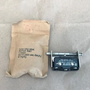 MICRO SWITCH SENSITIVE 5930-00-549-0606 P/N 1AC8 - Picture 1 of 2