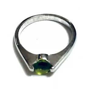 Vintage Women’s silver plated green peridot ring size 7.5 - Picture 1 of 4