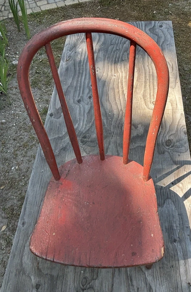 Verdadera silla antigua roja con respaldo de aro para niños mortaja y resistente. Bonita pintura pátina  Foto 1 de 4