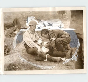 RED CROSS MEDIC Treats Wounded Canadian Soldier WWI 1918 Painted Press Photo - Picture 1 of 2