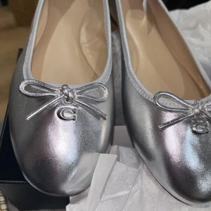 Coach Women's Abigail Silver Leather Ballet Flats Bow Accent 6 BNIB - Picture 1 of 6