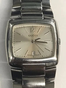 Reloj de cuarzo unisex de acero inoxidable Gucci de diseño 8500 m 34 mm de ancho - Imagen 1 de 10