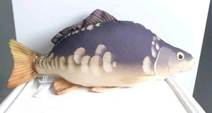Gaby Fischkissen Süßwasserspiegel Karpfenkissen weich 35 cm Angeln Geschenk - Bild 1 von 6
