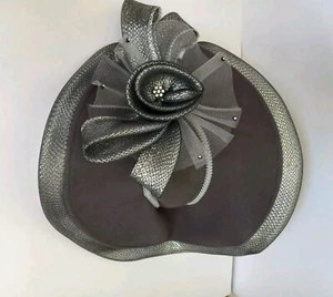 Cappello Mr Hi's largo inclinato argento metallizzato orlo e grande fiocco abbellimento etichette - Foto 1 di 10