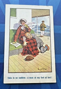 Postal Cómic Donald McGill 1919 Paddle Steamer Seasick HOMBRE A MIS PIES Nº 2818 - Imagen 1 de 2