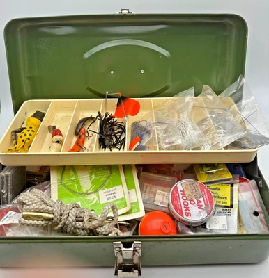 Caja de aparejos de metal Old Pal de colección con lote de 10 señuelos Helin Flatfish Creek Chub PIKIE Foto 1 de 4