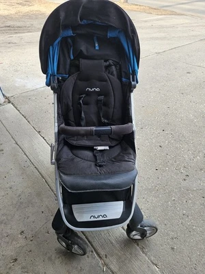 Cochecito reclinable Nuna Tavo azul y negro Foto 1 de 4