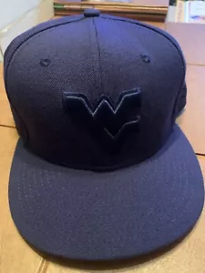 Gorra WVU New Era Azul Tonal Talla 7 5/8 Usada - Imagen 1 de 4
