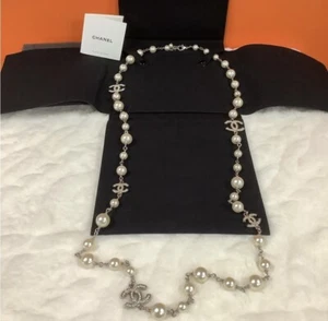 AUTHENTIC CHANEL 5 CC LOGO CLASSIC LONG CRYSTAL AND WHITE PEARL NECKLACE - Picture 1 of 4