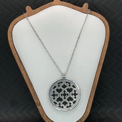 Брайтон двусторонний круглый подвеска ожерелье серебристого тона кожи назад/слоновой кости - Изображение 1 из 4